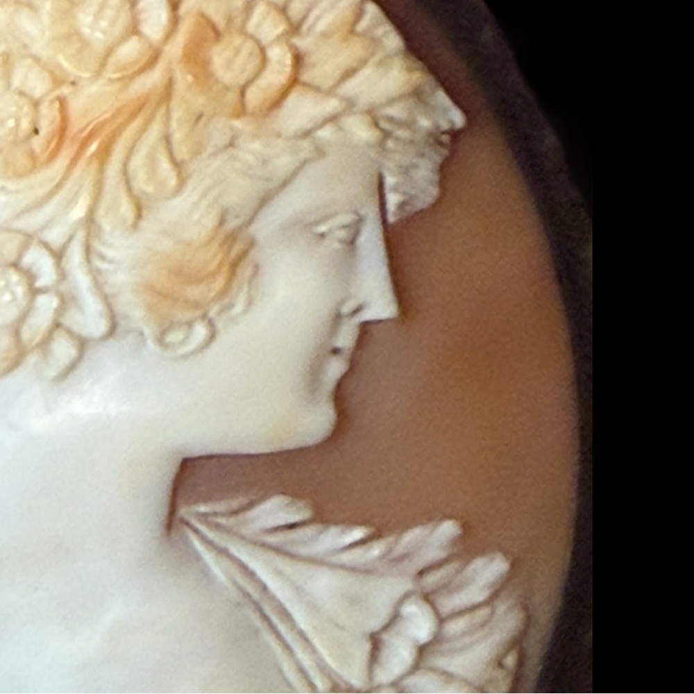Antique carved shell cameo brooch of floral motifs, 10k GF setting Italy. - Picture 3 of 8